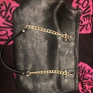 Black unbranded purse with gold chains